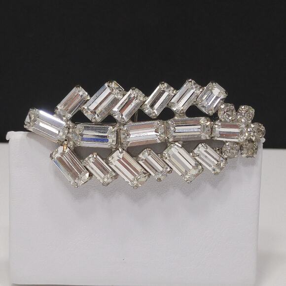 Vintage Clear Rhinestones Leaf Brooch, Rhodium Plated, 1960s Jewelry, 2 1/4" - Picture 6 of 10